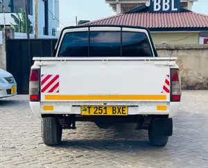 Nissan Hardbody 2005 White