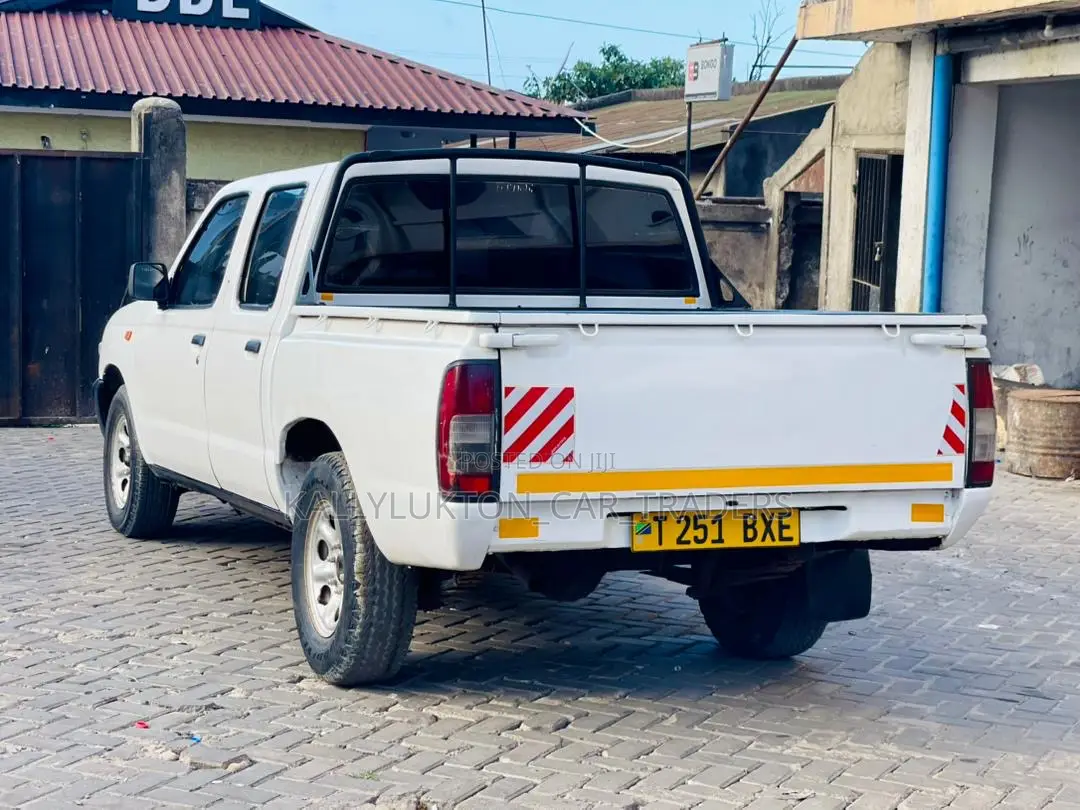 Nissan Hardbody 2005 White