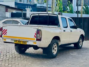Nissan Hardbody 2005 White