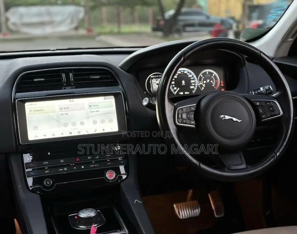 Jaguar F-Pace 2017 Brown