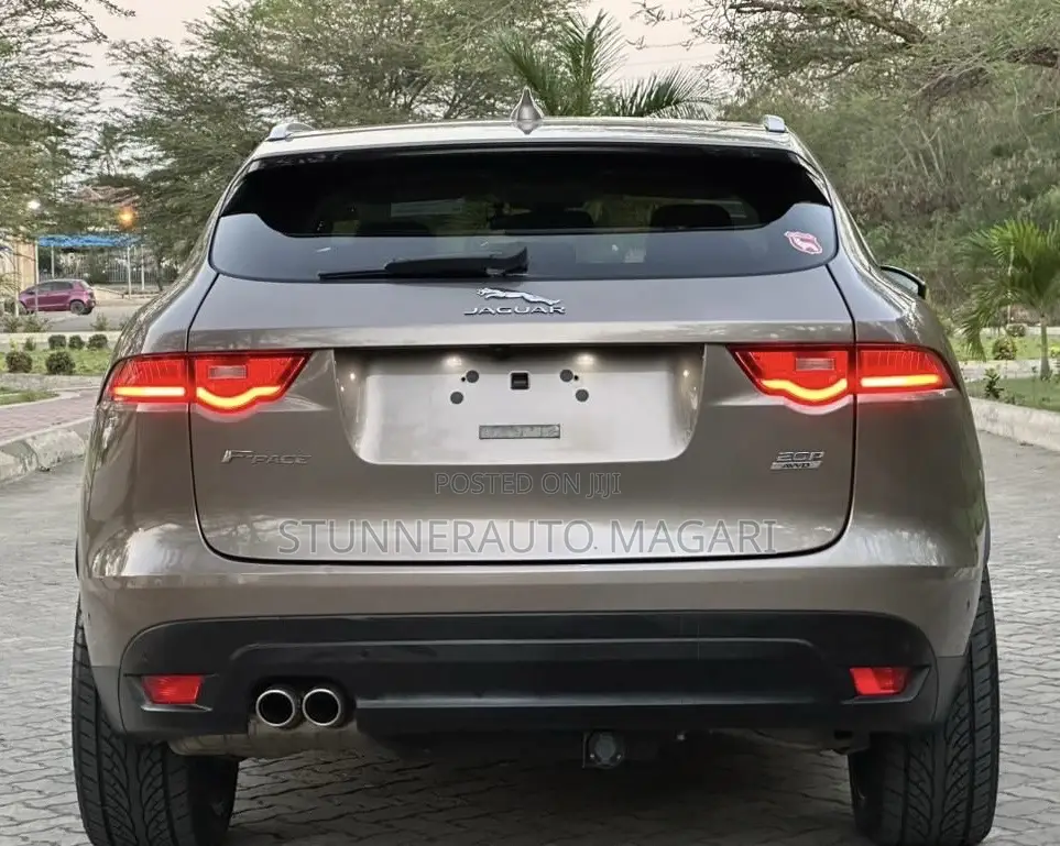Jaguar F-Pace 2017 Brown