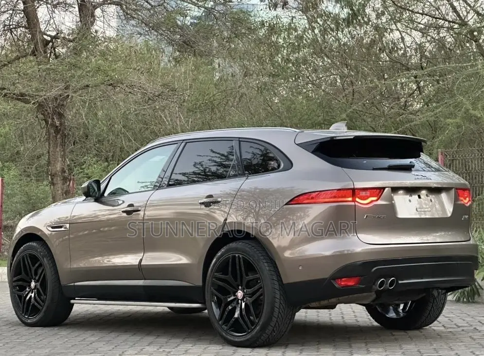 Jaguar F-Pace 2017 Brown
