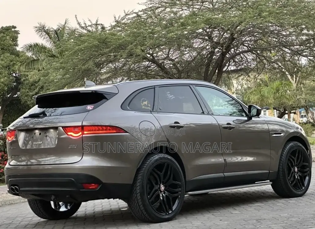 Jaguar F-Pace 2017 Brown