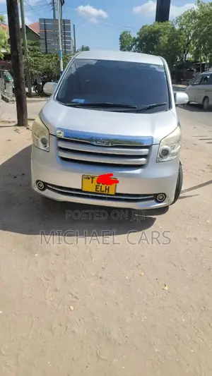 Toyota Noah 2.0 143hp AWD (8 Seater) 2010 Silver