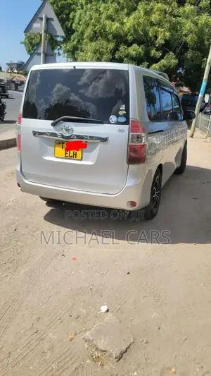 Toyota Noah 2.0 143hp AWD (8 Seater) 2010 Silver