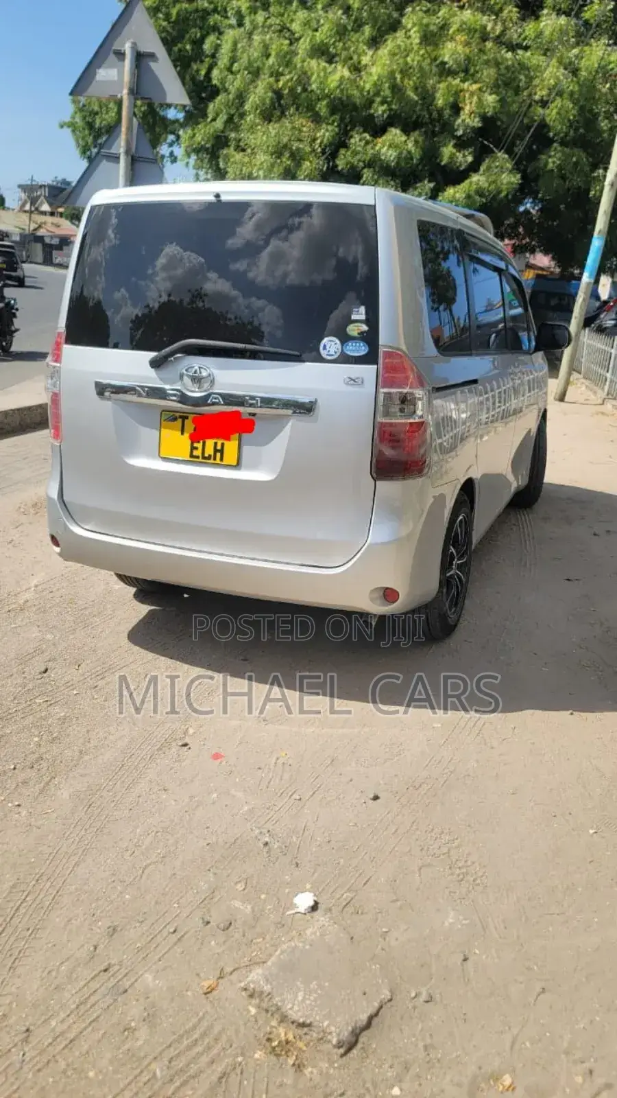 Toyota Noah 2.0 143hp AWD (8 Seater) 2010 Silver