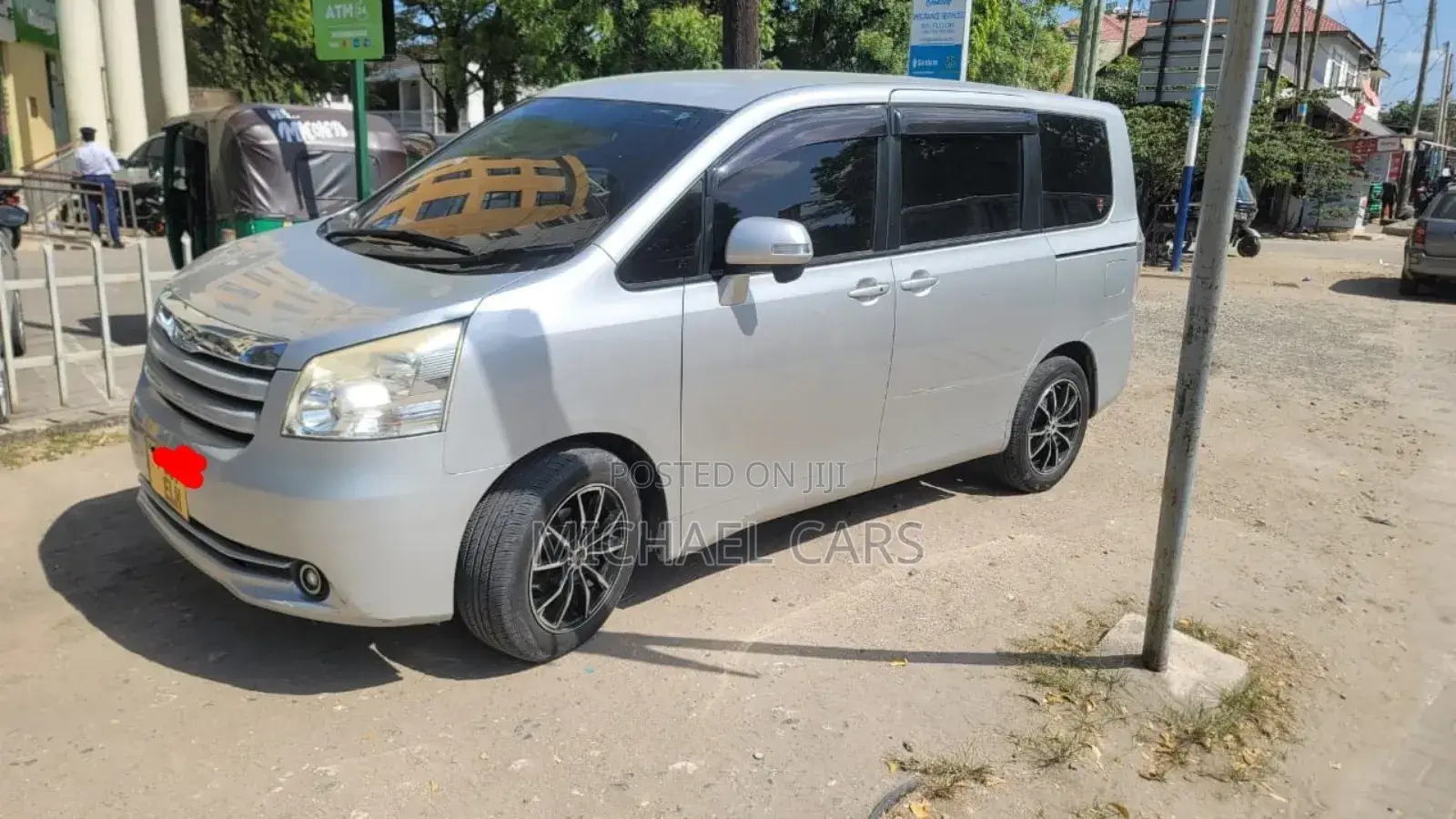 Toyota Noah 2.0 143hp AWD (8 Seater) 2010 Silver