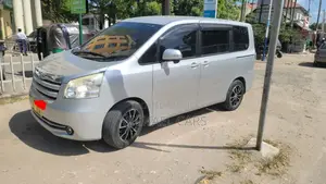 Toyota Noah 2.0 143hp AWD (8 Seater) 2010 Silver