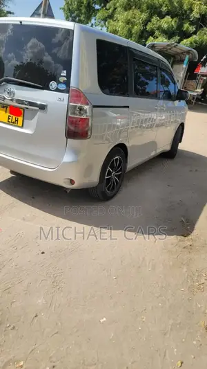Toyota Noah 2.0 143hp AWD (8 Seater) 2010 Silver