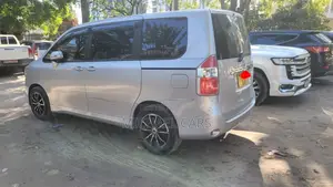 Toyota Noah 2.0 143hp AWD (8 Seater) 2010 Silver