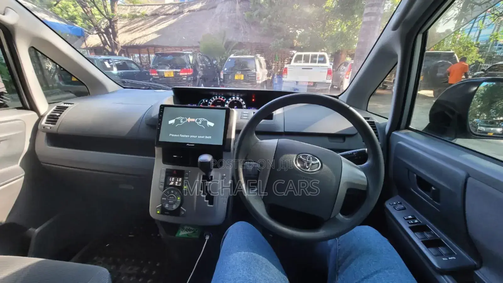 Toyota Noah 2.0 143hp AWD (8 Seater) 2010 Silver