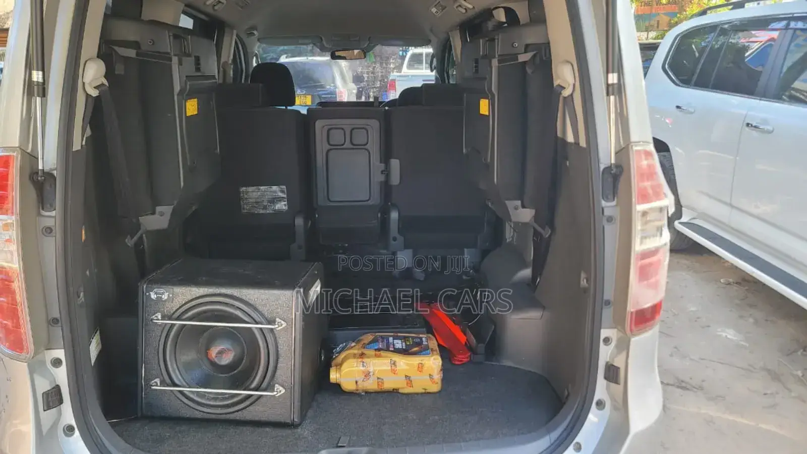 Toyota Noah 2.0 143hp AWD (8 Seater) 2010 Silver