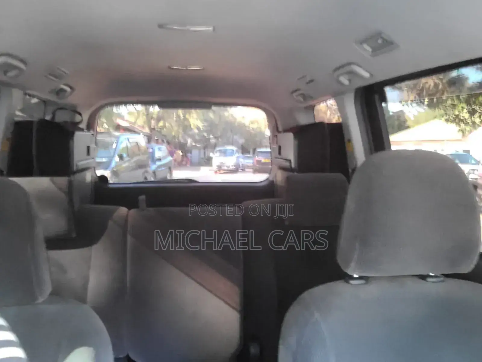 Toyota Noah 2.0 143hp AWD (8 Seater) 2010 Silver