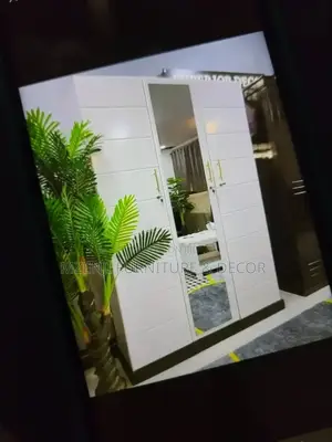Kabati La Milango Mitatu Jeupe