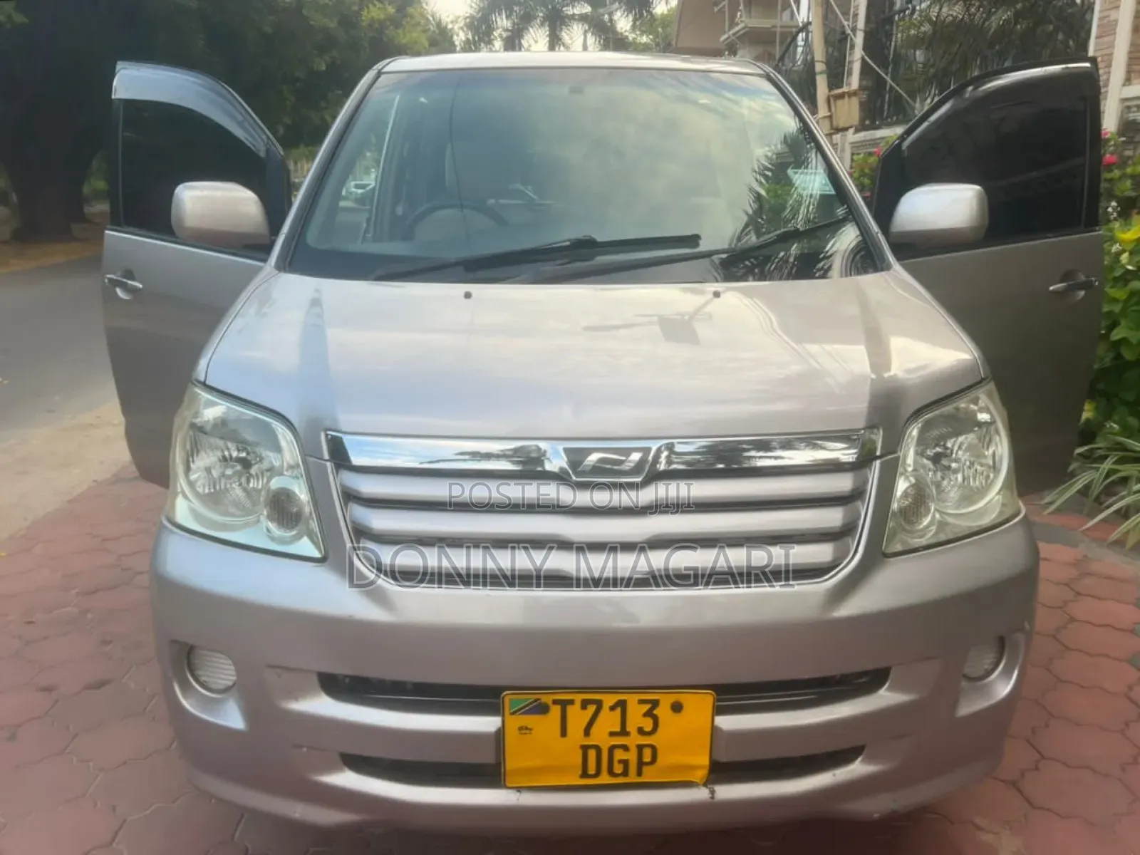 Toyota Noah 2005 Beige