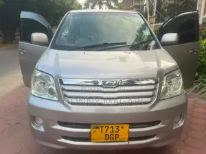 Toyota Noah 2005 Beige