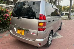 Toyota Noah 2005 Beige