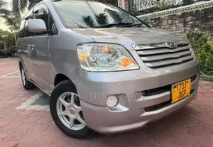 Toyota Noah 2005 Beige