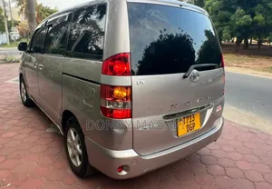 Toyota Noah 2005 Beige
