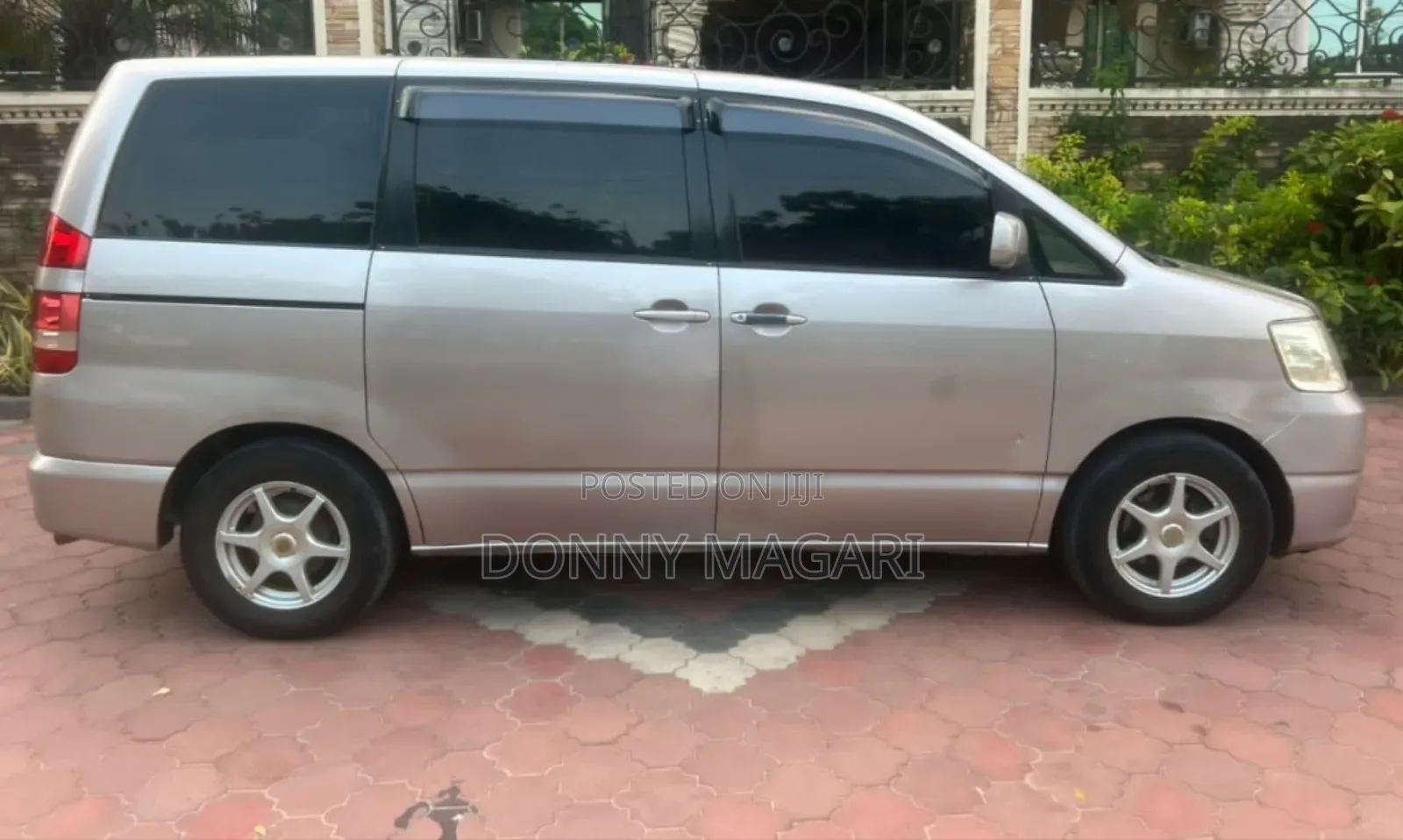 Toyota Noah 2005 Beige