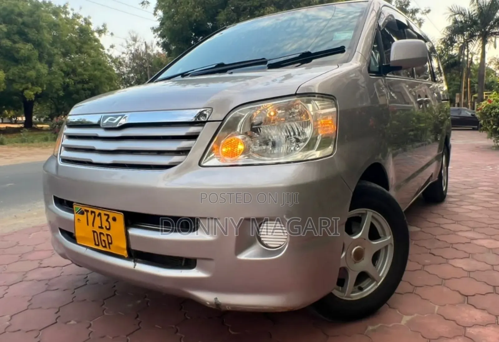 Toyota Noah 2005 Beige