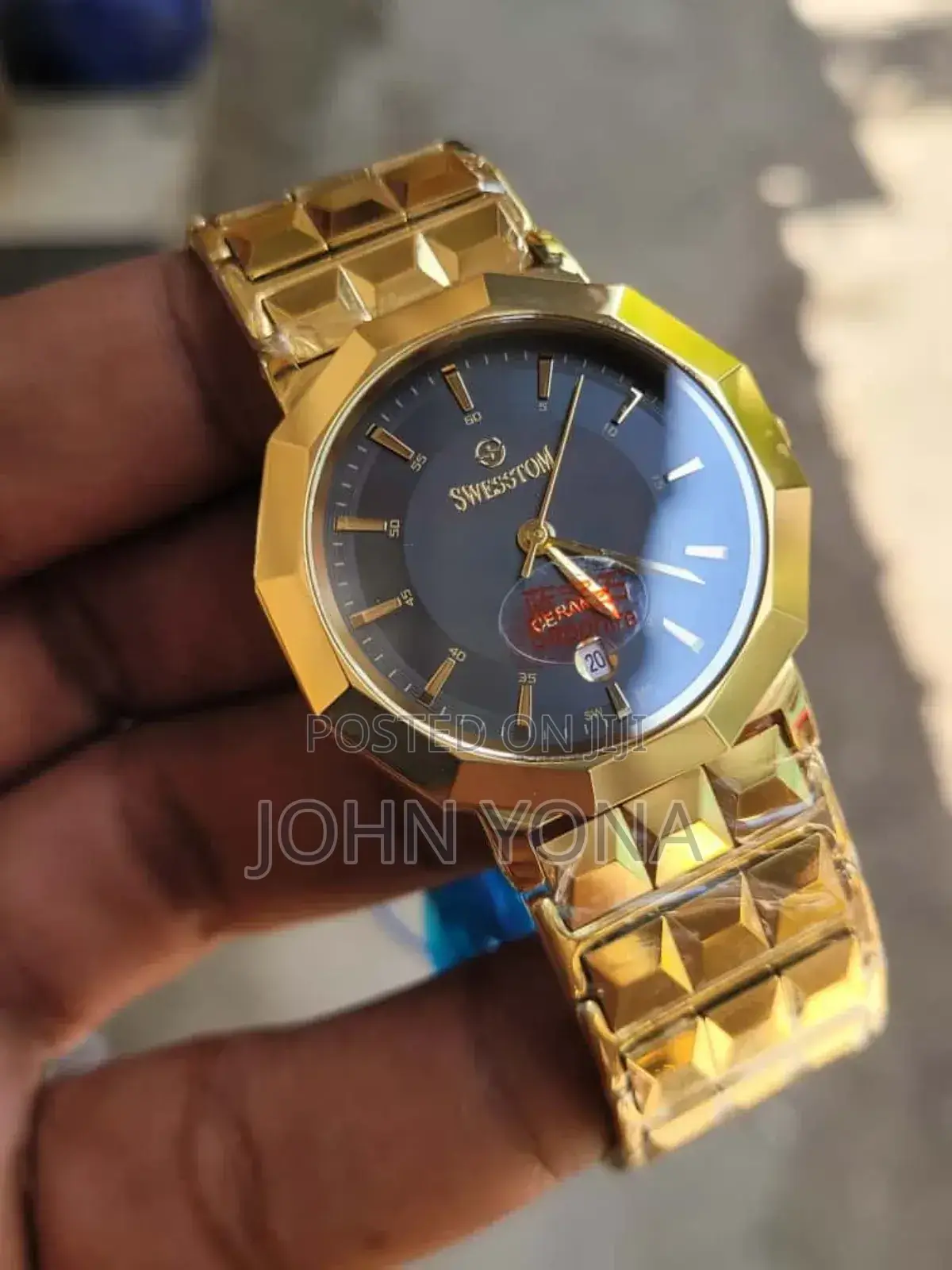 Swesstom Ceramic Men's Watch With a Gold-Colored Band and a Black Face
