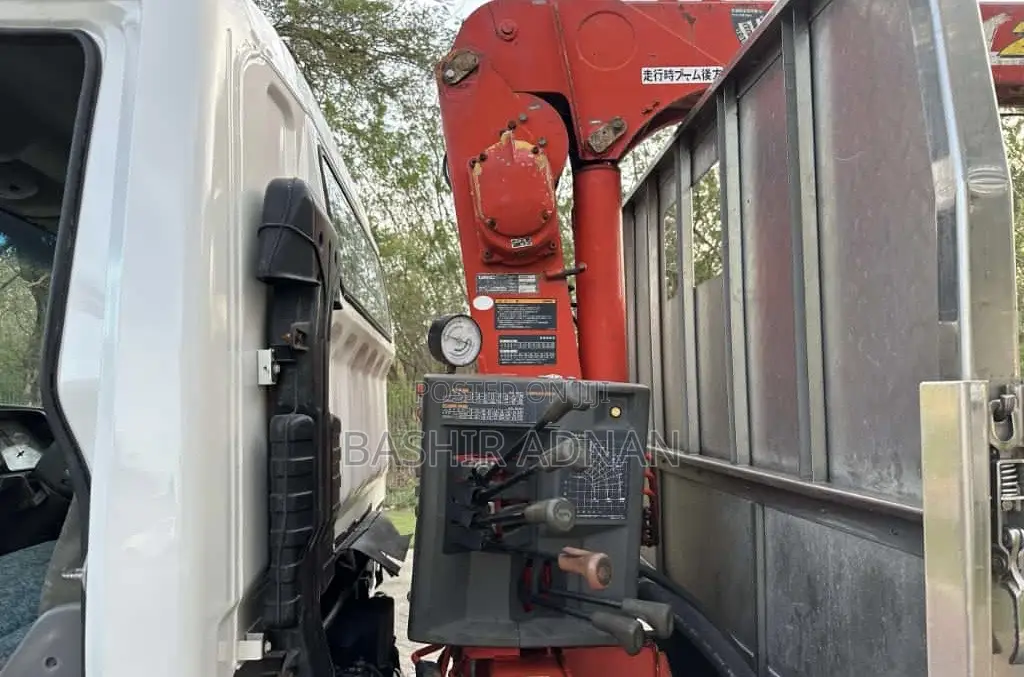 Mitsubishi Canter Crane 3.5 Tonnes Unregistered(Chasis) Mpya.