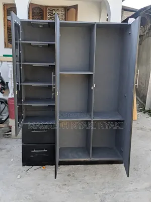 Nauza Kabati La Mbao Milango Mitatu Ina Taa Ndan Imetumika Kidogo