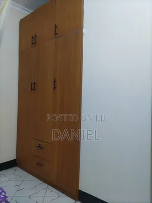 Kabati La Nguo La Ukutani