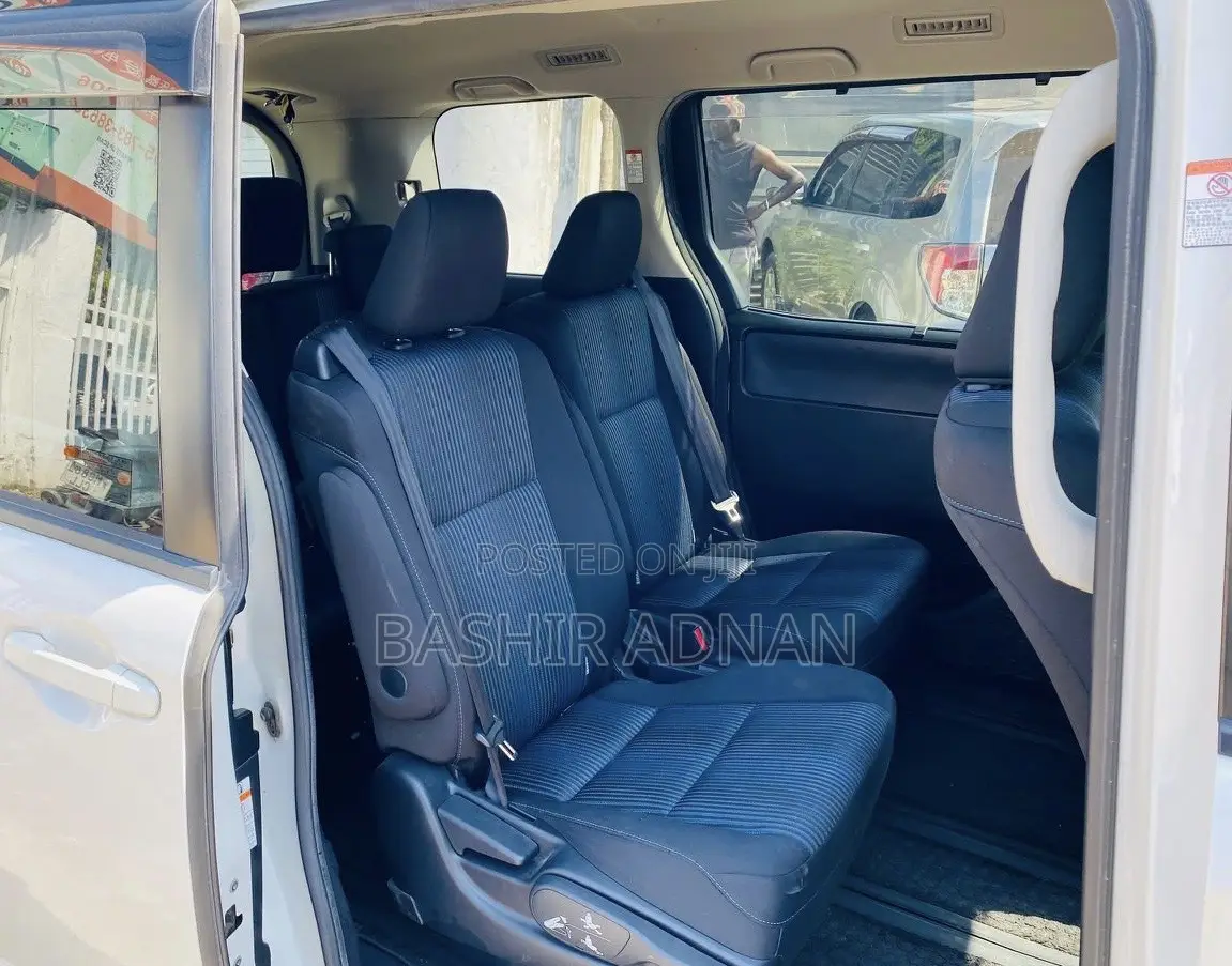 Toyota Noah 2.0 FWD (6 Seater) 2015 White