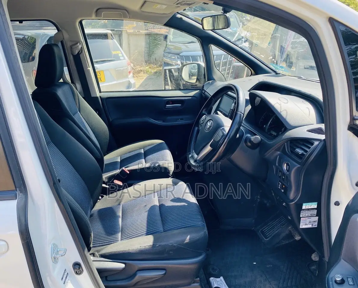 Toyota Noah 2.0 FWD (6 Seater) 2015 White
