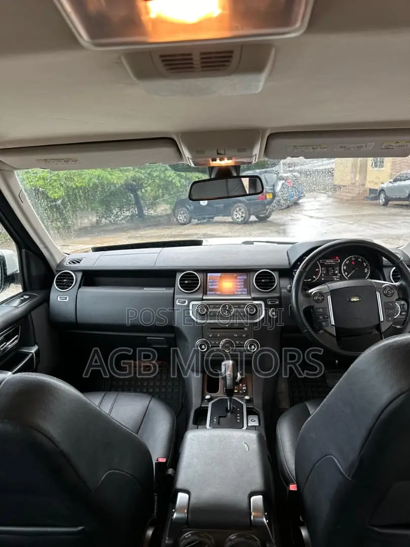 Land Rover Discovery 2011 White