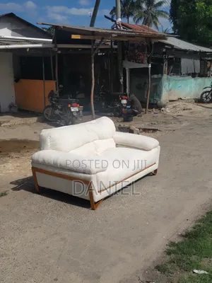 Sofa Ya Watu Wawili Rangi Nyeupe