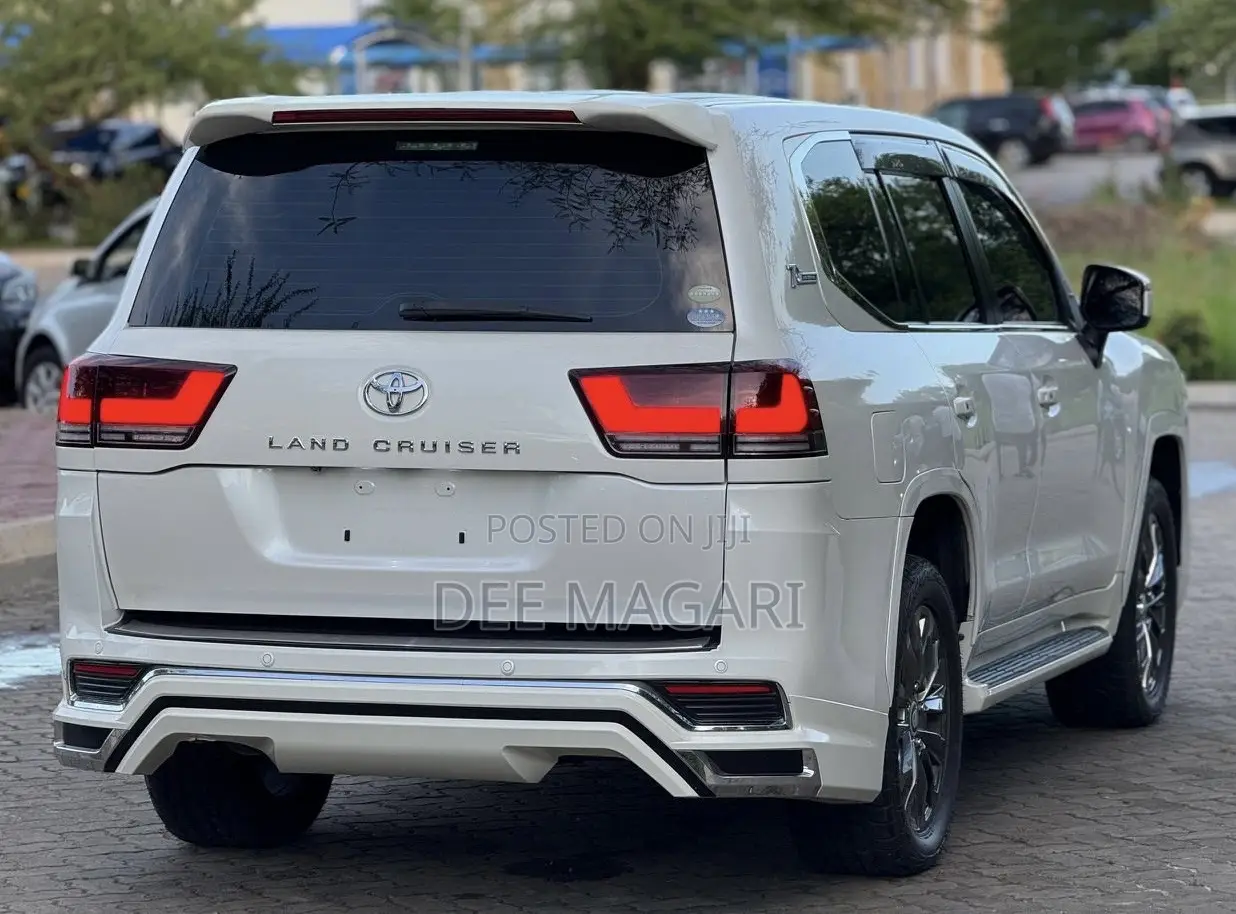 Toyota Land Cruiser 4.6 V8 ZX 2018 White