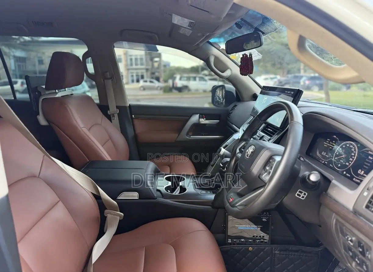Toyota Land Cruiser 4.6 V8 ZX 2018 White