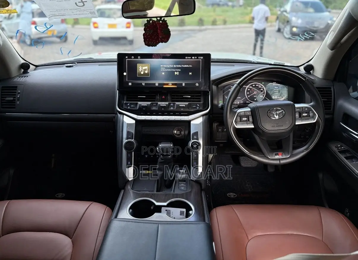 Toyota Land Cruiser 4.6 V8 ZX 2018 White