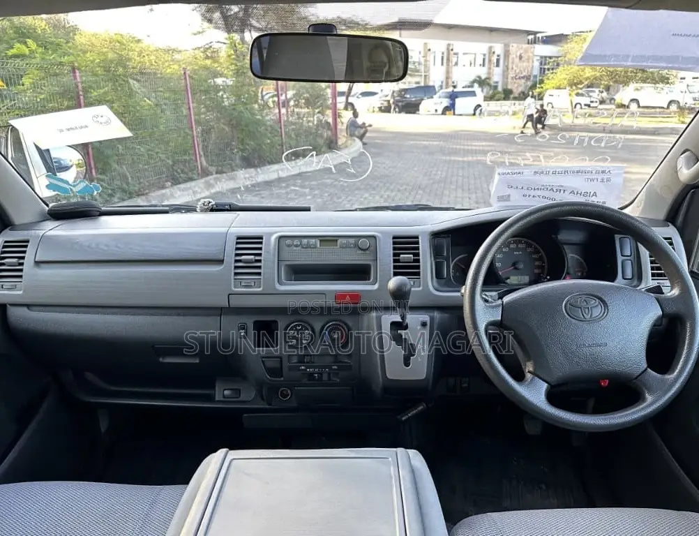 Toyota HiAce 2006 White