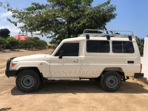 Toyota Land Cruiser 2001 White