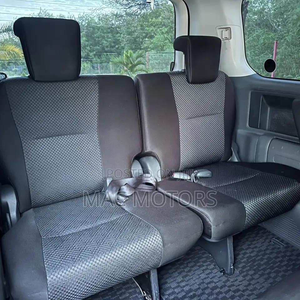 Toyota Noah 2.0 158hp FWD (7 Seater) 2008 Black