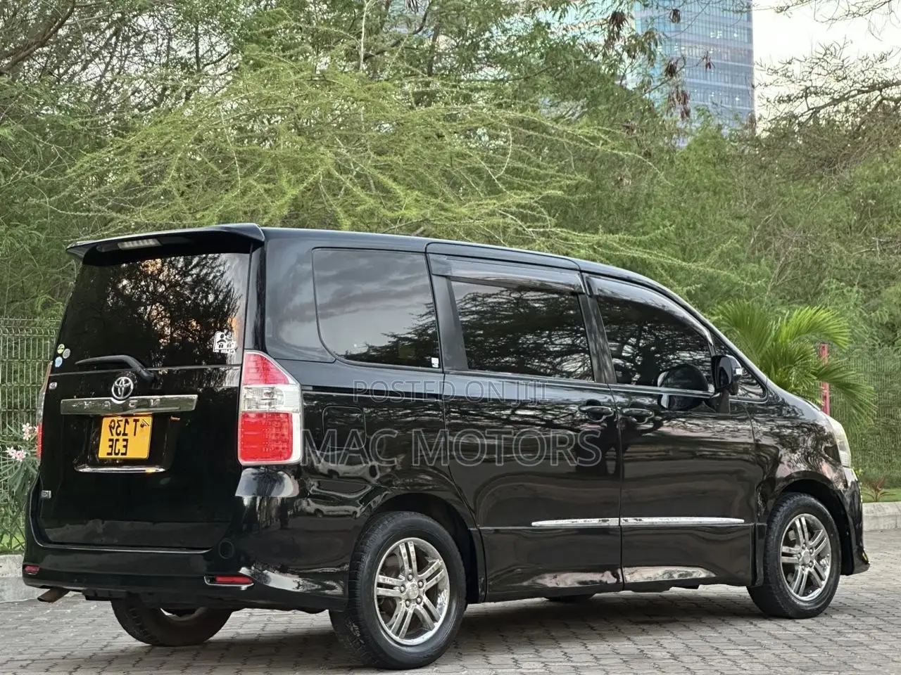 Toyota Noah 2.0 158hp FWD (7 Seater) 2008 Black