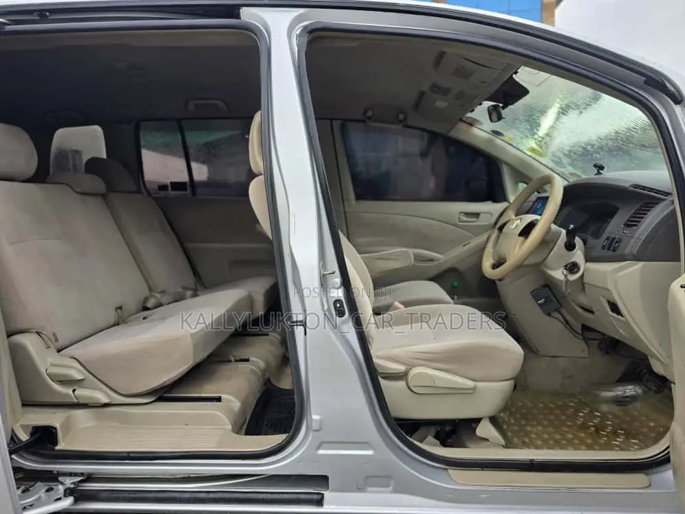 Toyota ISIS 2005 Silver