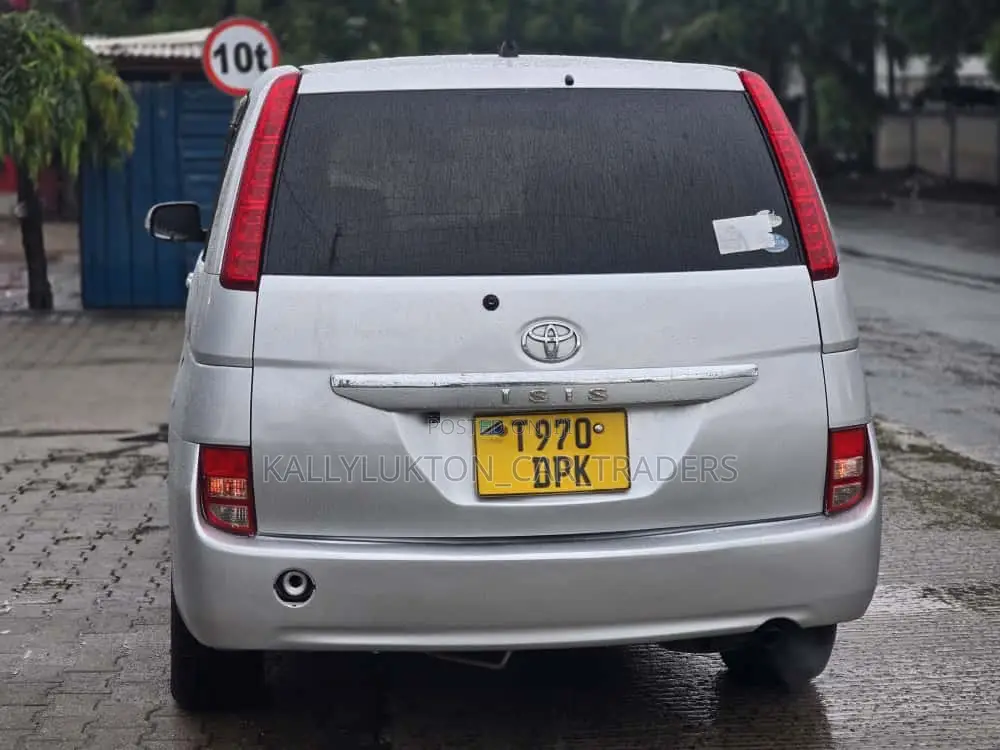 Toyota ISIS 2005 Silver