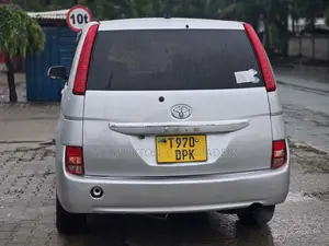 Toyota ISIS 2005 Silver