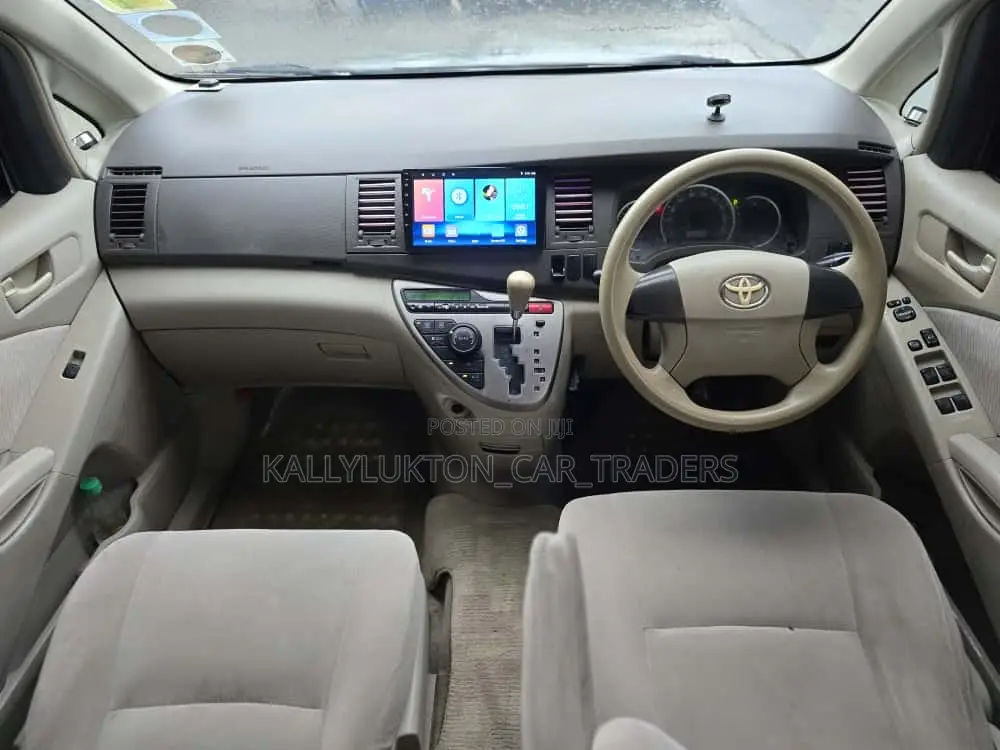 Toyota ISIS 2005 Silver
