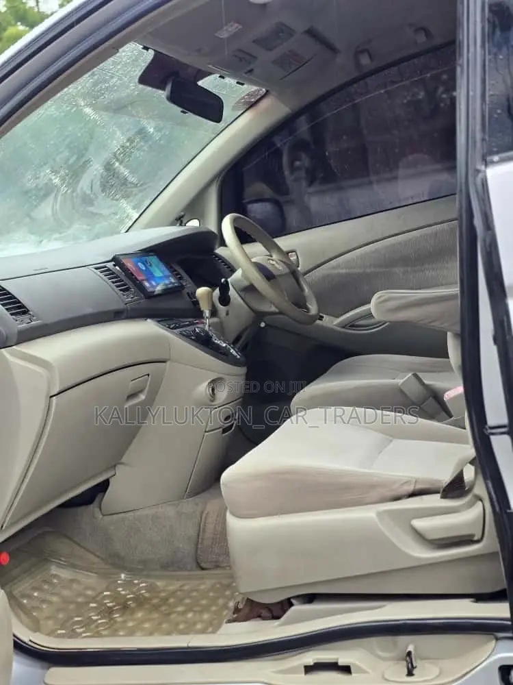 Toyota ISIS 2005 Silver