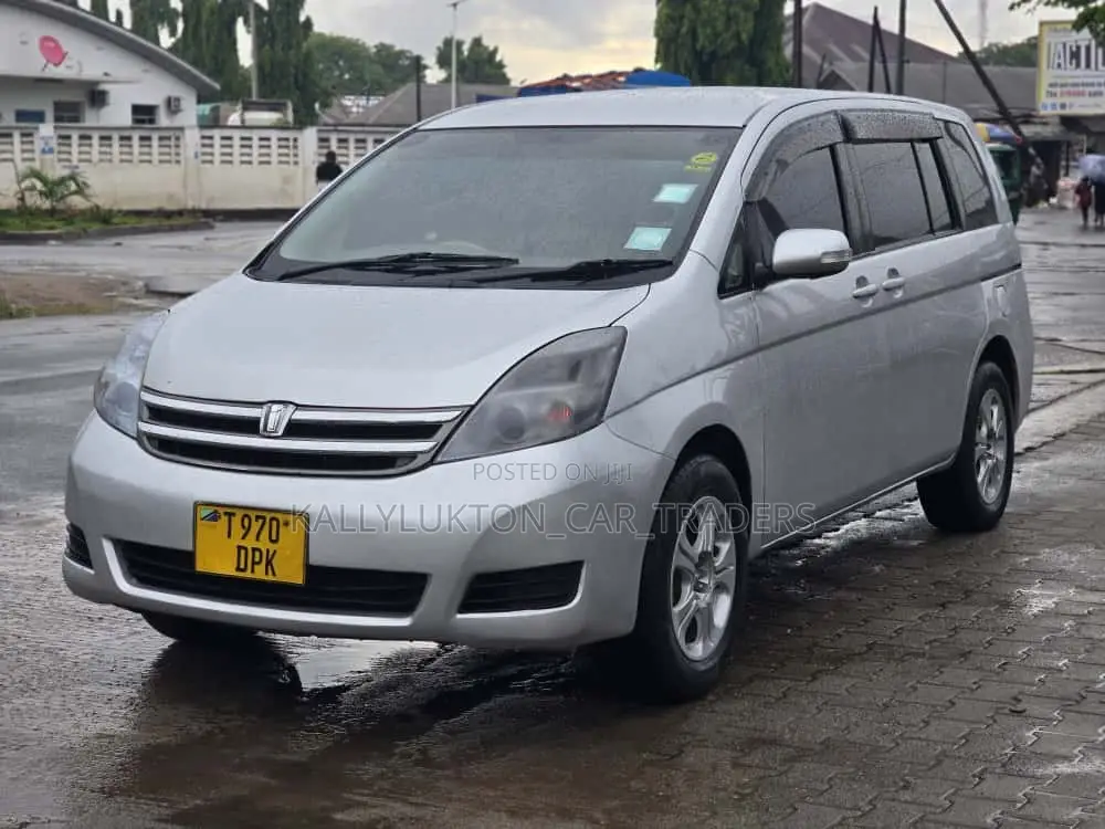 Toyota ISIS 2005 Silver