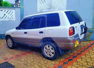 Toyota RAV4 1999 White
