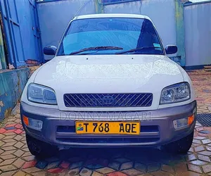 Toyota RAV4 1999 White