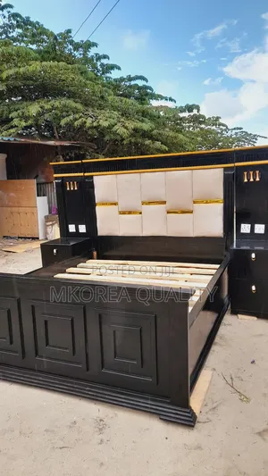 Kitanda Futi 5 Kwa 6 Na Bed Side Mbili Za Amapiano