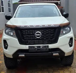 Nissan Navara 2021 White